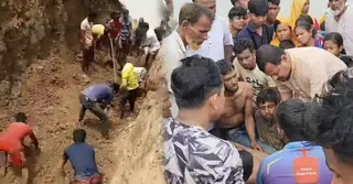 হাওরের বাঁধ কাটতে গিয়ে মাটিচাপায় যুবকের মৃত্যু